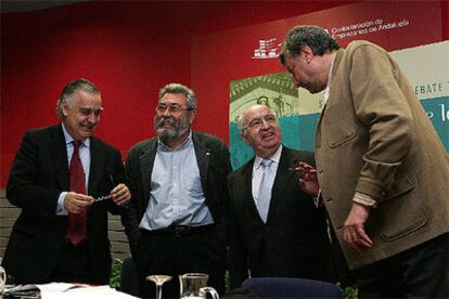 El presidente del CES, Jaime Montalvo, Cándido Méndez, Juan Jiménez Aguilar (secretario general de la CEOE) y José María Fidalgo, ayer en la sede de la CEA.