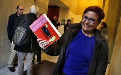 Mari Jose Olaziregi, encargada de la edición y directora de la Promoción y Difusión del Euskera del Instituto Vasco Etxepare, sostiene un ejemplar del libro.  