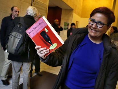 Mari Jose Olaziregi, encargada de la edición y directora de la Promoción y Difusión del Euskera del Instituto Vasco Etxepare, sostiene un ejemplar del libro.  