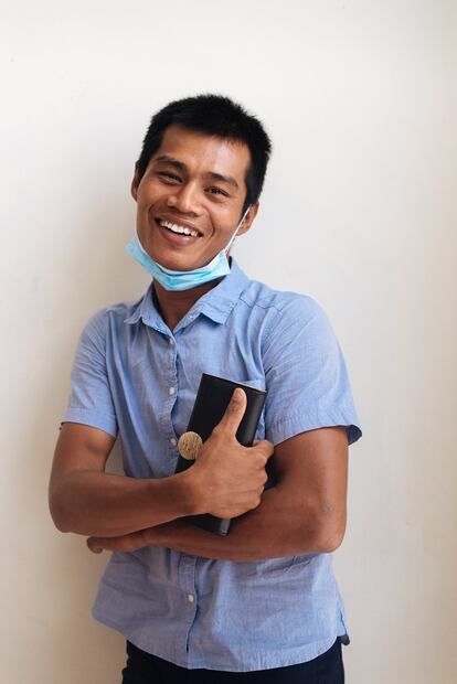 Tint Tint Naing, voluntario de las redes LGBTQ de Myanmar: “Sabía un poco sobre el VIH a través de mi trabajo, pero no tenía mucho conocimiento. Así que cuando me sentí enfermo en el año 2000 y aprendí sobre mi estatus y lo que esto significaba, me puse muy triste. Afortunadamente, obtuve medicamentos a través del Programa IHC y ahora mi prioridad es crear conciencia sobre el VIH”.