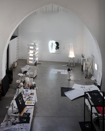 Bernardí Roig tiene su estudio en Binissalem, en el centro de Mallorca. El espacio fue antiguamente una bodega de vino.