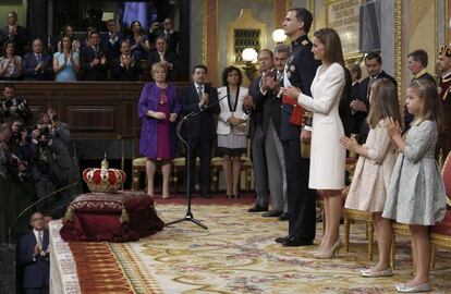 Los Reyes, Don Felipe y Doña Letizia, junto a sus hijas, la Princesa de Asturias, Doña Leonor (2d), y la infanta Sofía, durante el acto de proclamación ante las Cortes Generales del Rey Felipe VI.