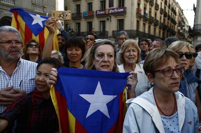 Manifestants davant de la Generalitat de Catalunya en protesta per l'empresonament sense fiança de Jordi Cuixart i Jordi Sànchez.