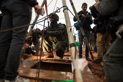 Zapadores del Ejército de Israel excavan un pozo para destruir un túnel de Hezbolá en la frontera de Líbano cerca de Metula.
