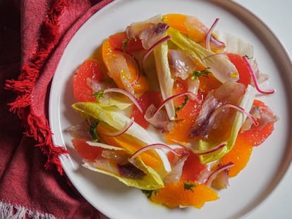 Ensalada de lubina curada, cítricos y endivias