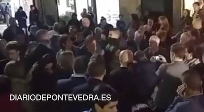 La campaña de las elecciones generales transcurría sin grandes sobresaltos, más allá de la polémica por el agrio cara a cara en televisión entre Pedro Sánchez y Mariano Rajoy, hasta que el 16 de diciembre un menor agredió al presidente del Gobierno en plena calle en Pontevedra. Andrés V. F., de 17 años, es el joven que le pegó un puñetazo a Rajoy durante su paseo electoral y que no mostró arrepentimiento tras su detención. “Estoy muy contento de lo que he hecho”, le dijo a la policía.