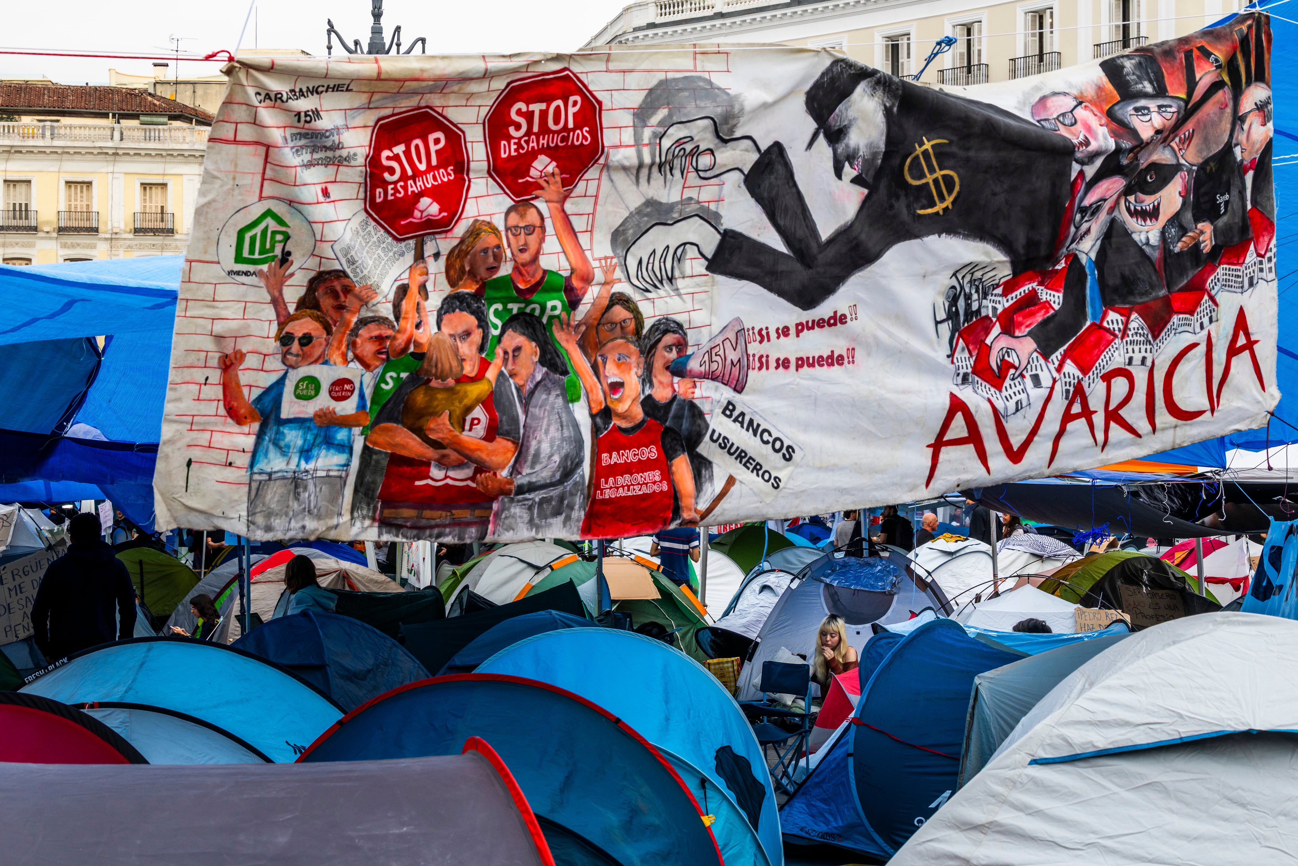 Un cartel pintado por estudiantes de bellas artes en la acampada de Sol.