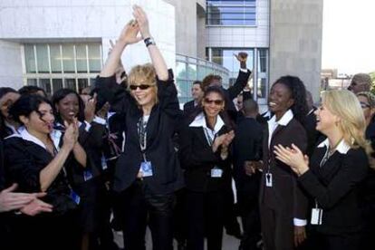 Las integrantes del grupo celebran su decisión a la salida de una conferencia de prensa en Las Vegas.