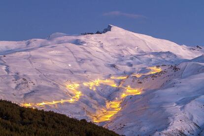 Las pistas Maribel y Río, en Sierra Nevada (Granada), iluminadas. 