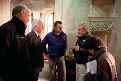 El escritor Ken Follet junto al director, Sergio Mimica-Gezzan, Ridley Scott y los productores Rola Bauer (Tandem) y David Zucker (Scott Free) en su visita al rodaje de <i>Los pilares de la Tierra</i> donde hizo un cameo