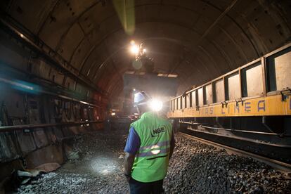 Trabajadores del  Metro, laboran durante las obras de mantenimiento y refuerzo de la estructura de la linea 12 en la estación Parque de los Venados, en Ciudad de México.