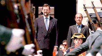 El vicepresidente del Gobierno y ministro del Interior, Mariano Rajoy, animó ayer a la Guardia Civil a seguir manteniendo su compromiso con la paz.