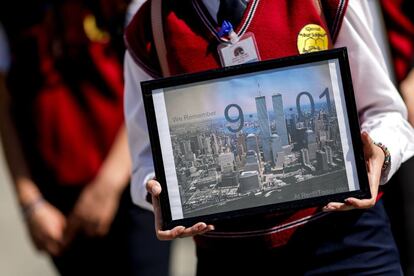 Estudiantes albanokosovares sostienen fotografías de las Torres Gemelas de Nueva York durante una marcha con motivo del 17 aniversario de los atentados de 2001, en Pristina (Kosovo).