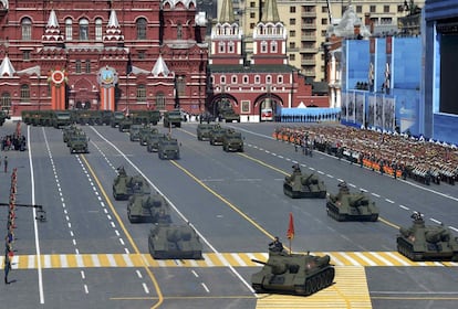 Tanques soviéticos SU-100, en la Plaza Roja de la capital rusa.