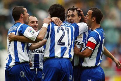 Sergio festeja el primer gol del Deportivo abrazado a Valerón, Pandiani, Fran y Munitis.