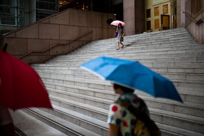 'Trabajo'. Una mujer abandona su trabajo en un rascacielos de Hong Kong. 2014