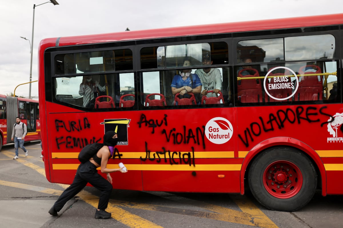 Transmilenio: El peligro de viajar en el transporte público en Bogotá: dos  menores son abusadas sexualmente en la última semana | EL PAÍS América  Colombia