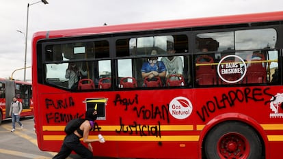 Una manifestante pinta consignas a un transporte del sistema Transmilenio durante la protesta de este jueves.