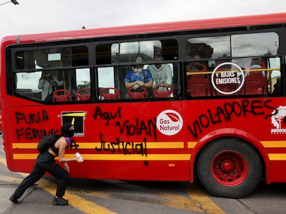 Una manifestante pinta consignas a un transporte del sistema Transmilenio durante la protesta de este jueves.