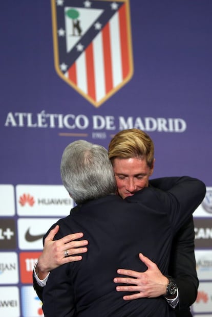 El presidente del Atlético de Madrid, Enrique Cerezo, abraza a Fernando Torres, durante su presentación oficial.