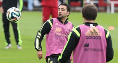 Xavi observa la pelota durante un entrenamiento con España