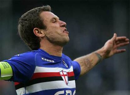 Cassano gesticula durante el partido contra el Catania.