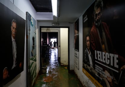 Varias personas ayudan a limpiar los estragos ocasionados por la dana en el Teatro de L'Horta de Castellar (Valencia).