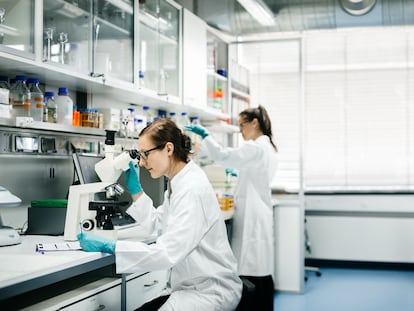 Dos científicas trabajan en un laboratorio.