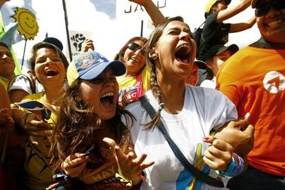 Dos simpatizantes del candidato opositor Henrique Capriles durante uno de sus mitines en Caracas.