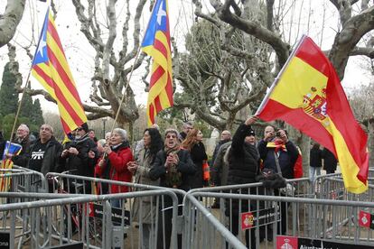 Representantes de la Asamblea Nacional Catalana (ANC) y del Movimiento Cívico de España y Catalanes han coincidido ante el Parlamento catalán al concentrarse con motivo de la sesión que ha aprobado la petición del traspaso de competencias para celebrar referendos en Cataluña.