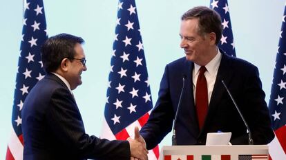 El secretario de Econom&iacute;a mexicano saluda este lunes a su hom&oacute;logo estadounidense en la negociaci&oacute;n, Robert Lighthizer.