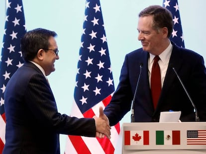 El secretario de Econom&iacute;a mexicano saluda este lunes a su hom&oacute;logo estadounidense en la negociaci&oacute;n, Robert Lighthizer.