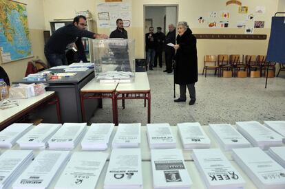 Una dona arriba per emetre el seu vot en una mesa electoral a Salònica.