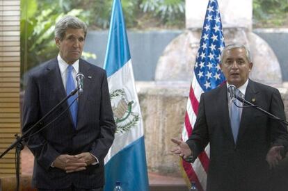 El secretario de Estado de EE UU, John Kerry, junto al mandatario guatemalteco, Otto Pérez Molina.