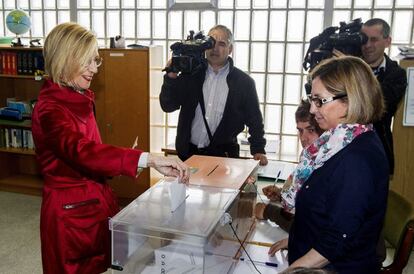 La portavoz nacional de UPyD, Rosa Díez, ha ejercido su derecho al voto en un colegio de Sodupe, en Güeñes (Bizkaia).