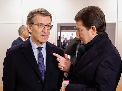 El presidente del Partido Popular, Alberto Núñez Feijóo (izquierda), conversaba en diciembre con el presidente de la Junta de Castilla y León, Alfonso Fernández Mañueco, en Madrid.