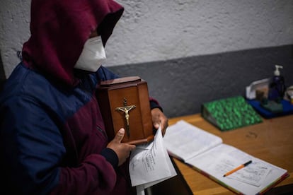 Una persona recibe una urna con las cenizas de una víctima del coronavirus, en el crematorio de Iztapalapa (Ciudad de México).