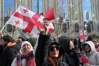 Manifestantes en contra del nombramiento de Mjeil Kavelashvili como presidente de Georgia, este domingo en Tbilisi.