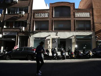 Fachada del edificio de la calle Pedro Heredia 6, en Madrid, una antigua fábrica convertida en bloque de 'lofts'.