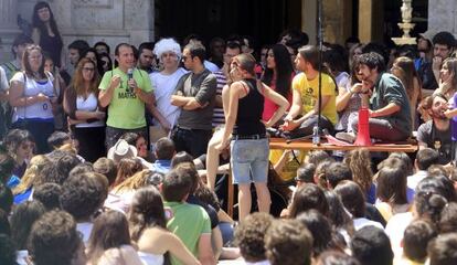 Asamblea de estudiantes a las puertas del rectorado de la US el martes.