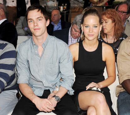 Jennifer Lawrence y Nicholas Hoult se conocieron en el rodaje de ‘X-Men: Primera Generación’ (2011), y salieron juntos hasta 2014. Pese a su ruptura, los jóvenes actores han coincidido en las siguientes entregas de la saga, la última estrenada este año y en cuya presentación ambos mostraron la buena sintonía que existe entre ellos. “Es como volver al colegio después del verano. Trabajar con ella ha sido bastante parecido a lo que sucedió en ‘Skin’ (la serie británica en la que ha trabajado durante años), somos una gran familia y hemos estado haciendo estas películas desde que teníamos 20 años. Todos nos llevamos muy bien y nos divertimos", dijo Hoult en una entrevista con ‘ES Magazine’ el pasado enero.