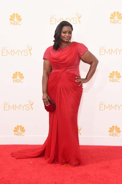 Octavia Spencer con vestido drapeado con cola de Tadashi Shoji.