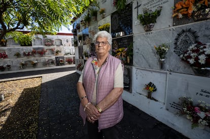 Fernanda en el cementerio de Breña Alta. Tiene parte de su familia enterrada en el cementerio de Las Manchas, que está en zona restringida y amenazado por el volcán. 