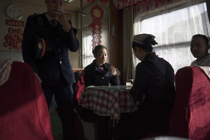 La tripulación del tren descansa a la hora del desayuno antes de iniciar su nueva jornada de trabajo en Xian, mientras la gente viaja desde la capital del país hasta sus lugares de origen antes del Año Nuevo Lunar. 