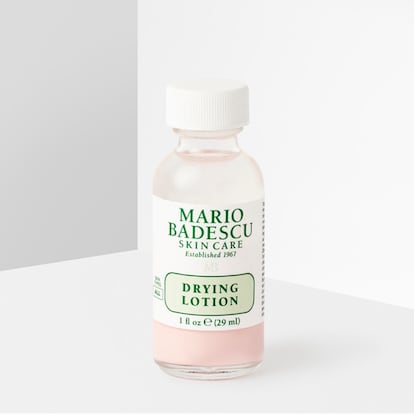 Locin reparadora de Mario Badescu. Formulada en los a?os 60 y reconocida en el mundo entero (Hollywood incluido) por su eficacia, ha enamorado desde su llegada a Espa?a no solo por sus resultados, sino tambin por su esttica retro. Su objetivo es similar al de los parches: acta sobre los granitos que amenazan con salir durante la noche gracias a una frmula que combina cido saliclico, azufre, calumnia y alcanfor y que acta de forma rpida. Sin agitar el frasco, sumerge un bastoncillo en el sedimento rosa y aplica sobre el granito. Deja actuar durante la noche y aclara por la ma?ana.