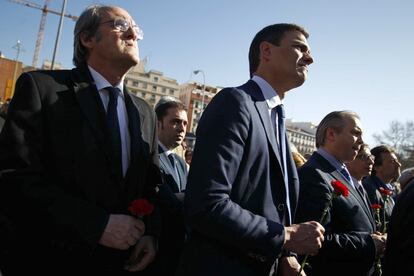 El secretario general del PSOE, Pedro Sánchez; el candidato socialista a la presidencia de la Comunidad de Madrid, Ángel Gabilondo; y el candidato socialista a la alcaldía de Madrid, Antonio Miguel Carmona, durante un acto celebrado en el monumento a las víctimas en el exterior de la estación de Atocha.