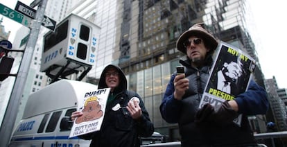 Dos manifestantes frente a la Trump Tower