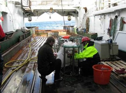 Preparando el dispositivo de muestreo y la red de zooplancton en la cubierta del 'Jan Mayen'