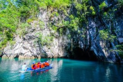 Entrada al río subterráneo de Puerto Princesa, patrimonio mundial, en Palawan (Filipinas).