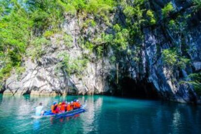 Entrada al río subterráneo de Puerto Princesa, patrimonio mundial, en Palawan (Filipinas).